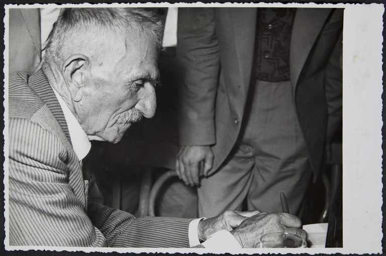 Trieste, luglio 1956, A.N.P.I. provinciale, Alcide Cervi firma un autografo
